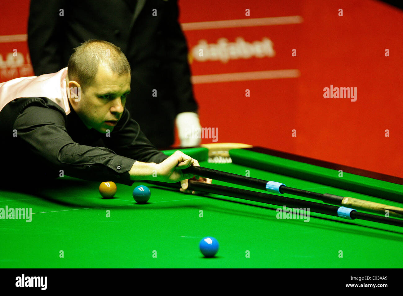 Sheffield, Royaume-Uni. 01 mai, 2014. Barry Hawkins en action contre Ronnie O'Sullivan en 2014 Dafabet World Snooker Championship semi finale, 1e sessions (meilleur de 33 frames a joué plus de 4 séances), Crucible Theatre, Sheffield, Yorkshire, Angleterre. Credit : Action Plus Sport/Alamy Live News Banque D'Images
