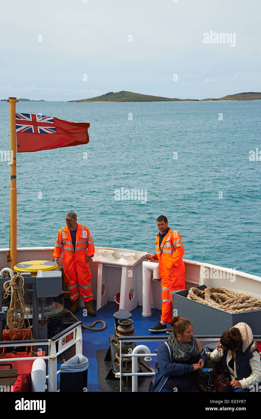 Quitter les Îles Scilly à bord RMV Scillonian III, Scillies, Cornwall en avril - RMV Scillonian 3 - les travailleurs de l'équipage et les passagers à bord Banque D'Images