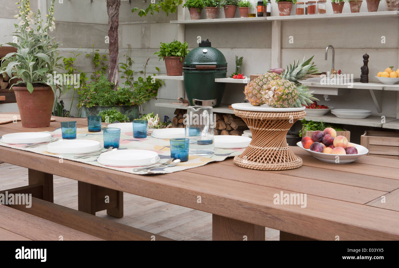 Jardin extérieur meubles de salle à manger bois jardin table et banc et Green Egg barbecue RHS Chelsea Flower show UK Banque D'Images