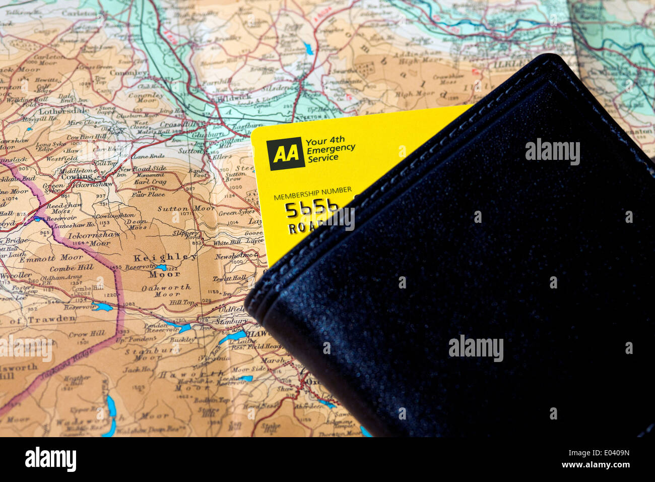 Gros plan de la carte de membre AA dans un portefeuille en cuir sur la carte routière Angleterre Royaume-Uni GB Grande-Bretagne Banque D'Images