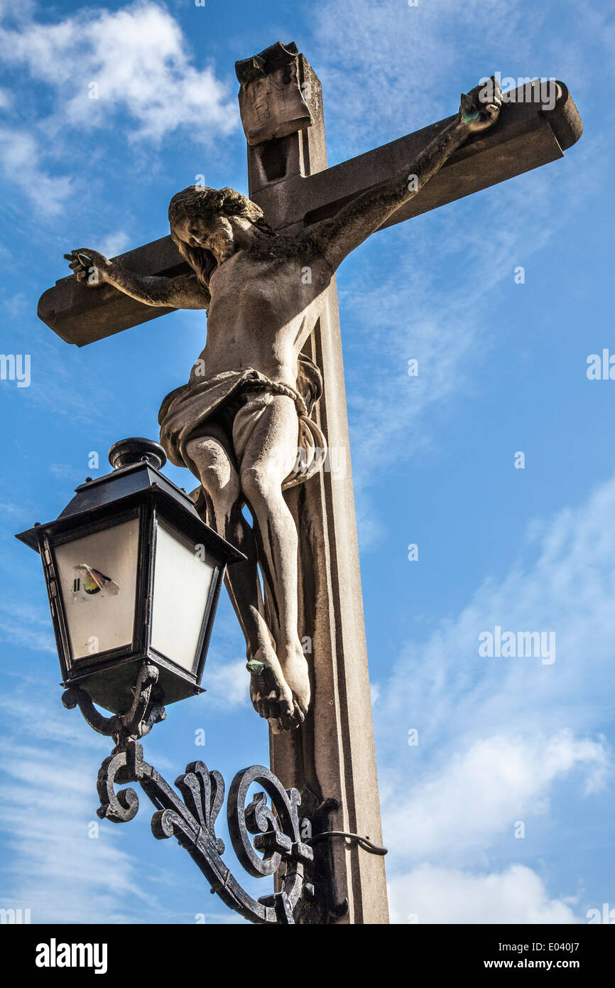 Crucifix en pierre à l'Het Steen ou château de pierre, une forteresse médiévale sur les rives de l'Escaut à Anvers, Belgique. Banque D'Images