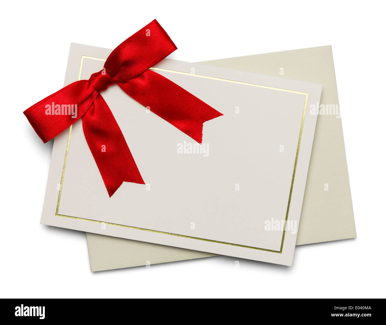 Carte vierge avec ruban rouge et enveloppe isolé sur fond blanc. Banque D'Images