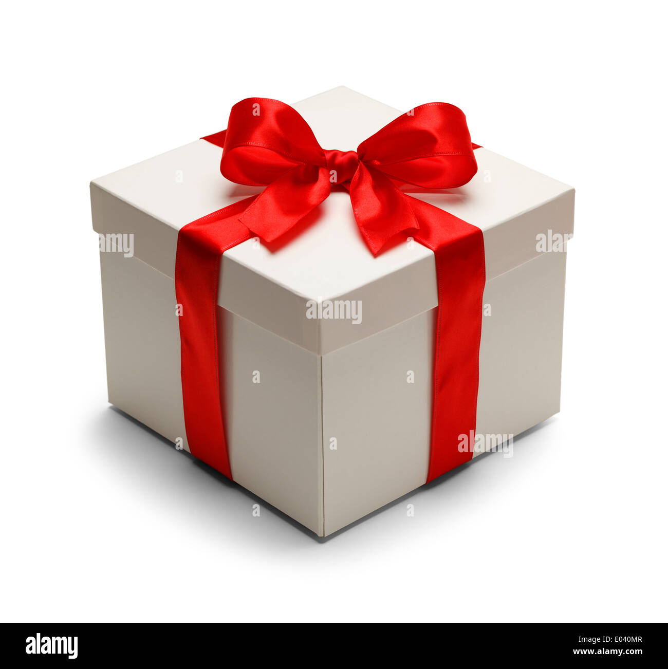Cadeau du Vendredi noir, boîte en papier avec un gros noeud rond en ruban  de soie rouge isolé sur fond blanc Photo Stock - Alamy