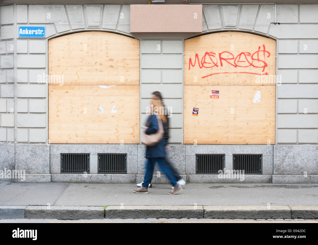Zurich, Suisse. 1er mai 2014. De nombreux propriétaires d'atelier autour de la zone d'Helvetiaplatz barricadé leurs fenêtres dans la crainte d'émeutes après la manifestation du Premier Mai. Crédit : Erik Tham/Alamy Live News Banque D'Images