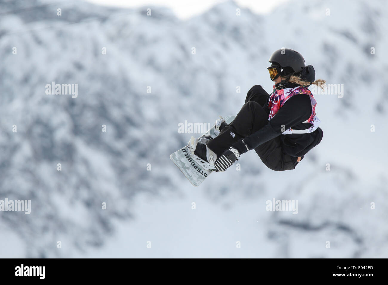 Rebecca Torr (NZL) qui se font concurrence sur les Slopestyle Snowboard aux Jeux Olympiques d'hiver de Sotchi en 2014, Banque D'Images