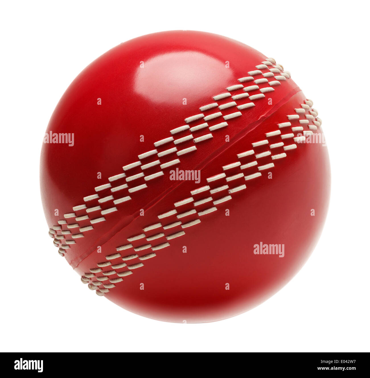 Cricket Ball rouge isolé sur fond blanc. Banque D'Images