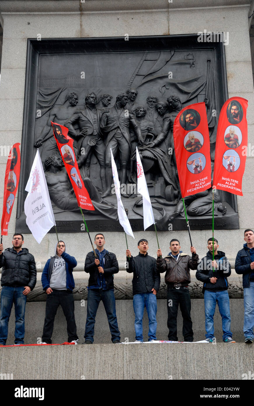 Londres, Royaume-Uni. 1er mai 2014. Mai 24, Londres. Trade Union Mars de Clerkenwell Green à Trafalgar Square. Syndicalistes turques sur la Colonne Nelson Banque D'Images