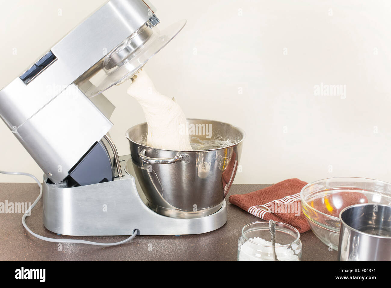 Pétrir la pâte sur un processeur de nourriture pour le pain Banque D'Images