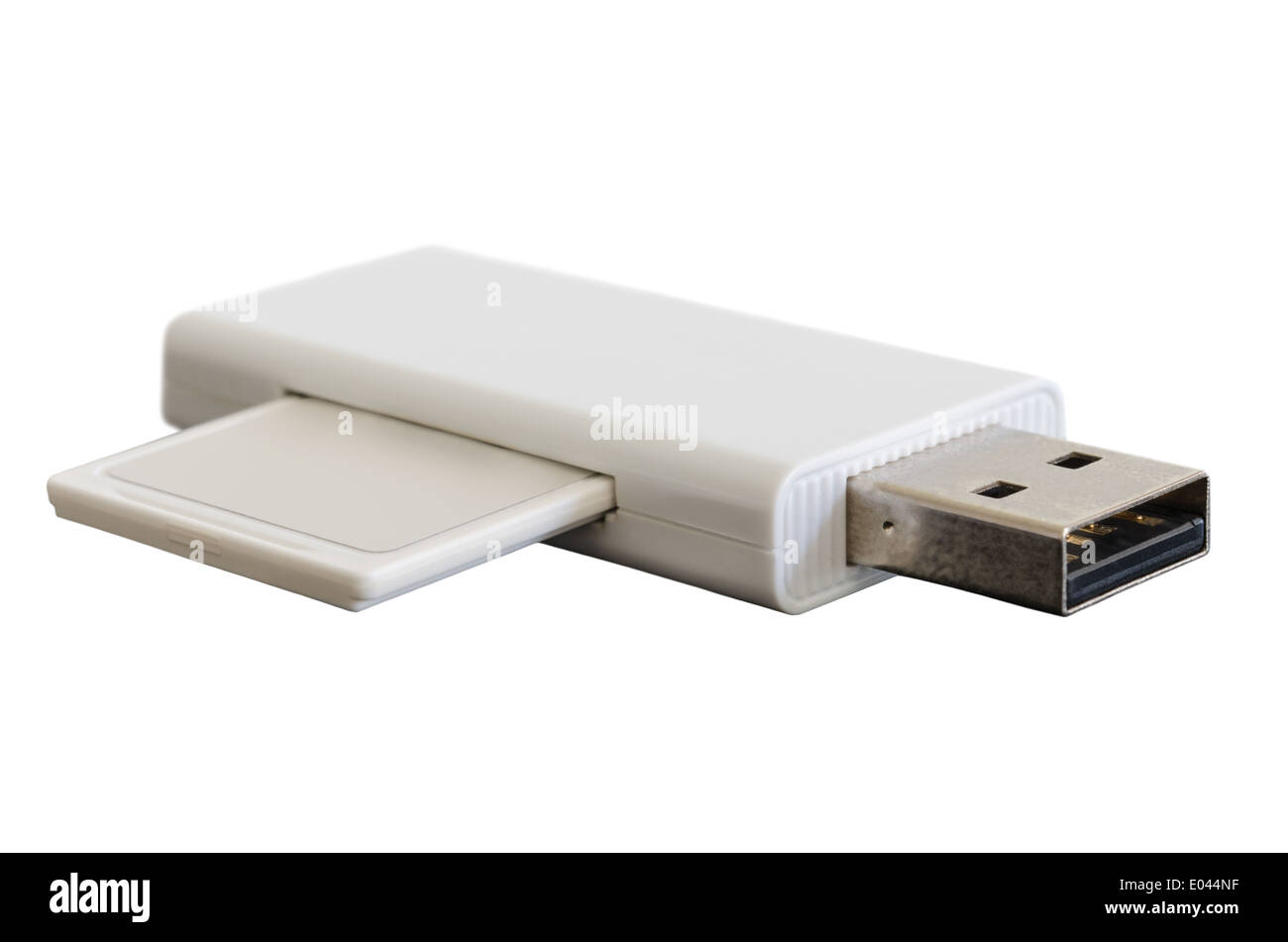 Isolé sur blanc adaptateur USB avec carte mémoire SDHC carte mémoire flash Banque D'Images