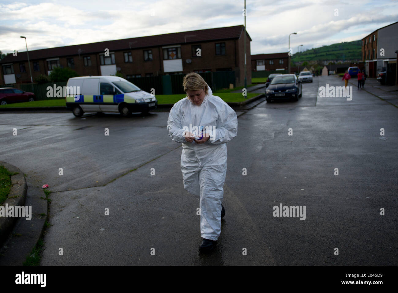 Caerphilly, Wales, UK. 1er mai 2014. Une scène de crime général se dirige vers la scène. Un homme de 24 ans est dans un état stable mais grave après un triple poignardant sur Snowden, Parc, Cour Lansbury Caerphilly hier soir. A 23 ans, l'homme et la femme ont également été poignardé. (Photo par Matthew Horwood/Alamy Live News) Banque D'Images