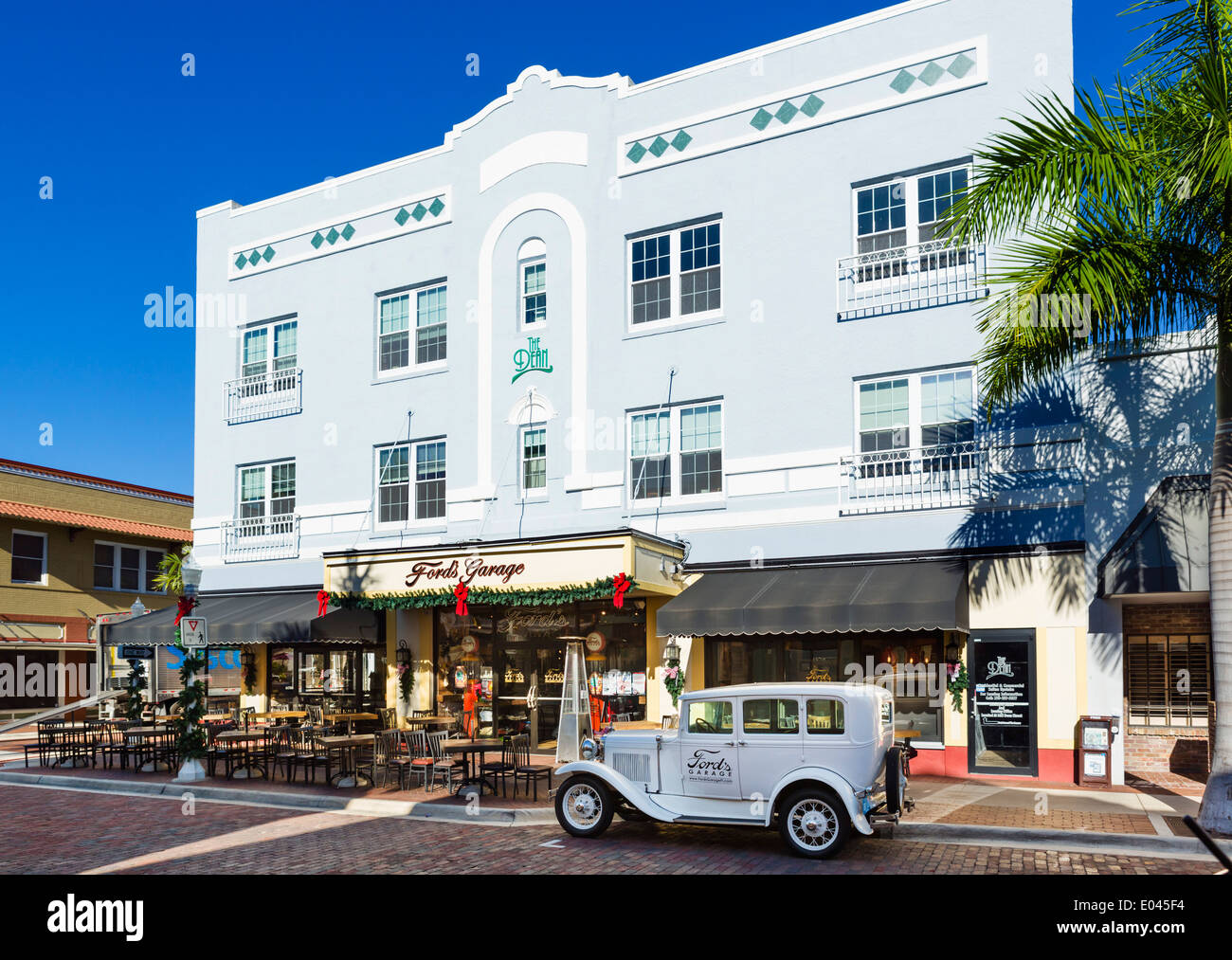 Historique Le bâtiment doyen et Ford's Garage burger restaurant sur la Première Rue au centre-ville de Fort Myers, Floride, USA Banque D'Images