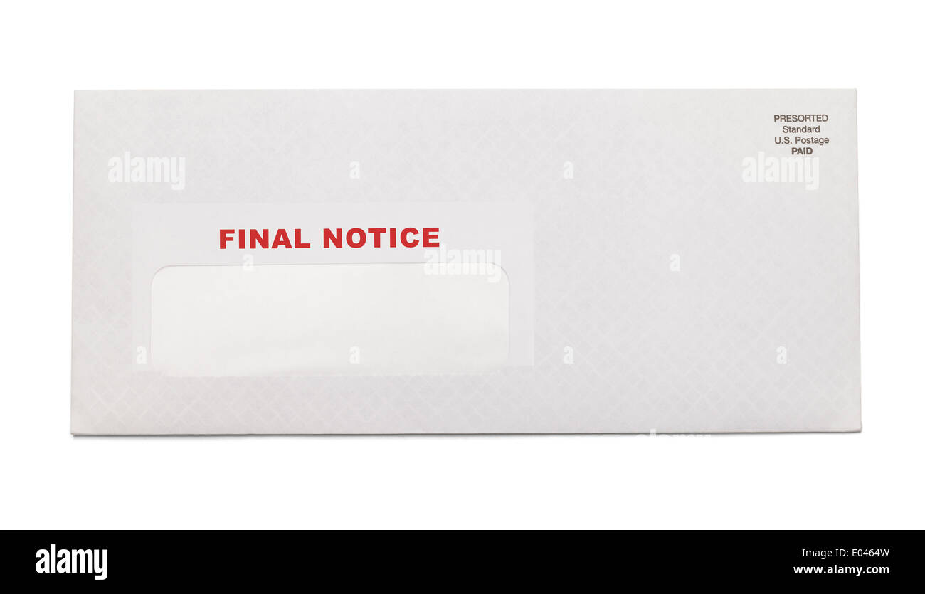 Enveloppe d'affaires blanc avec avis final estampillé dessus isolé sur fond blanc. Banque D'Images