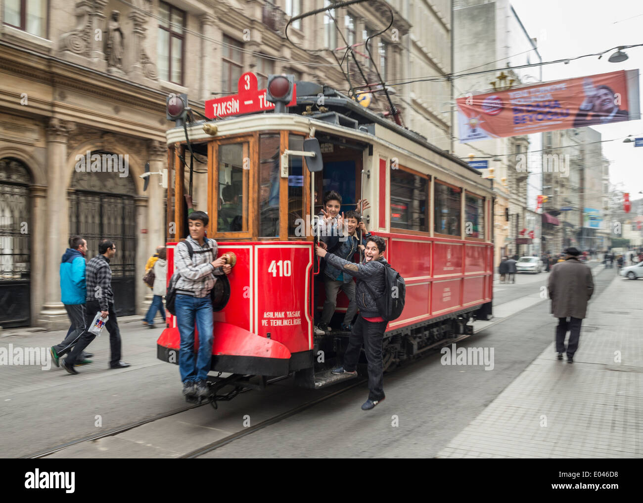 Les enfants jouant sur un tram dans Istiklal Caddesi, Beyoglu, Istanbul, Turquie, Banque D'Images