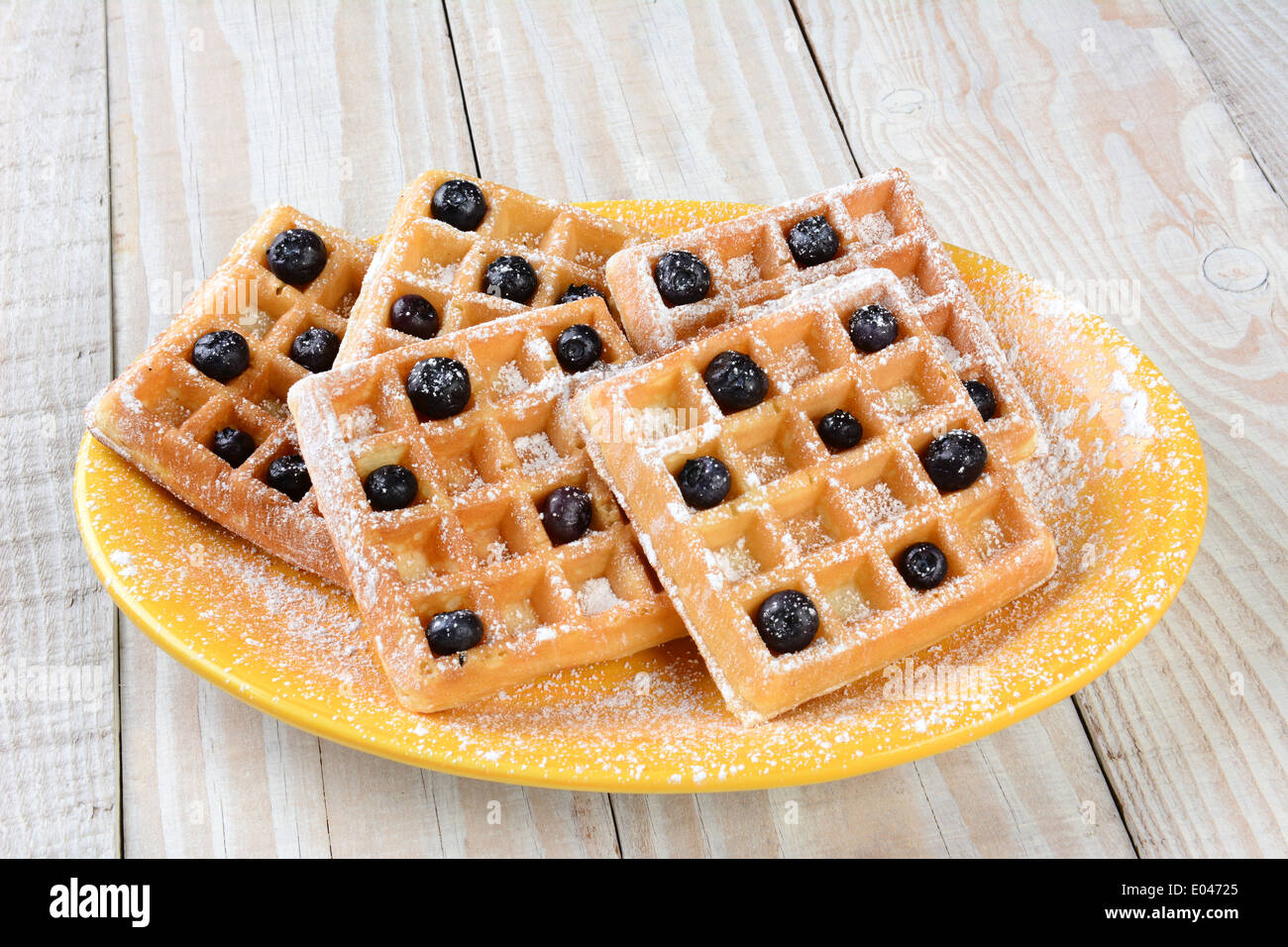 Libre d'une assiette de gaufres et de bleuets. La plaque est sur une table de style rustique. Banque D'Images