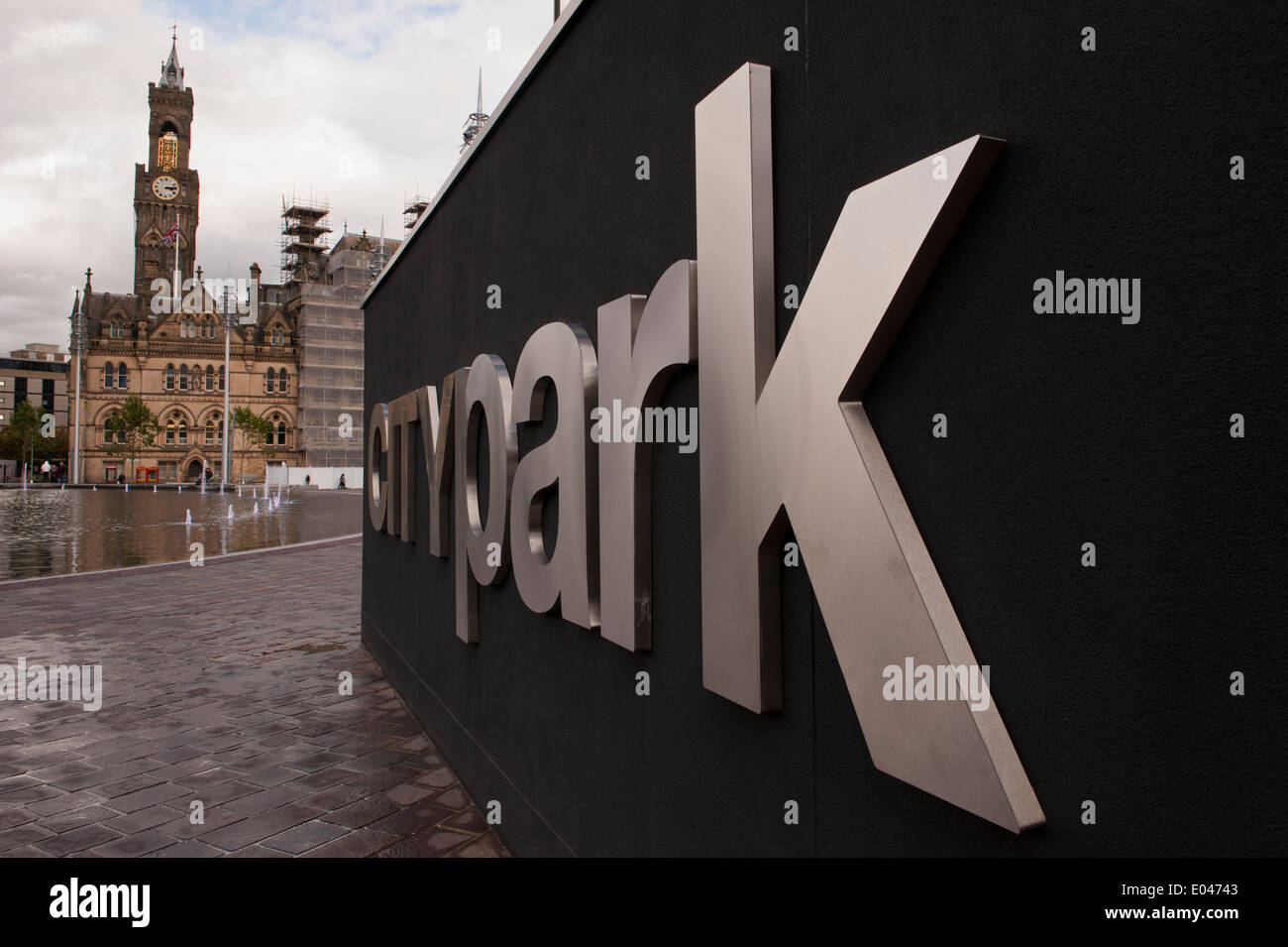 Paysage urbain close-up de Bradford City Park sign - grande piscine miroir courbe, de l'Hôtel de ville et sa tour impressionnante au-delà. West Yorkshire, Angleterre, Royaume-Uni. Banque D'Images