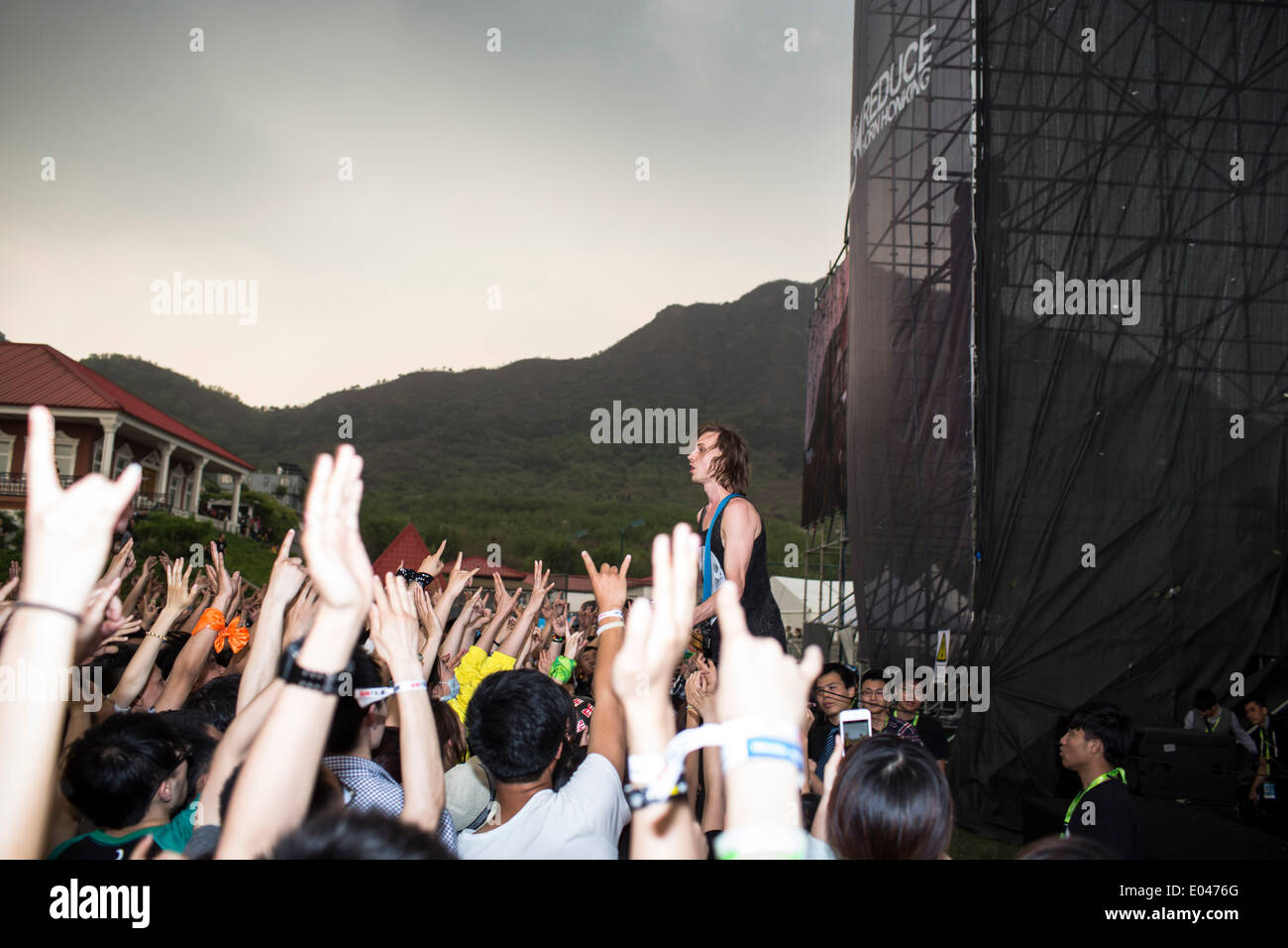 Beijing, Chine. 1er mai 2014. La foule danse au Midi Music Festival, l'un des le plus grand festival de musique rock, organisé par l'École de musique Midi de Beijing. Depuis son inauguration en 1997, il a été organisé chaque année à Beijing au cours de la journée de mai chaque année dans l'une des trois villes de Chine à Beijing, Shanghai et Shenzhen. © Jiwei Han/ZUMA/ZUMAPRESS.com/Alamy fil Live News Banque D'Images