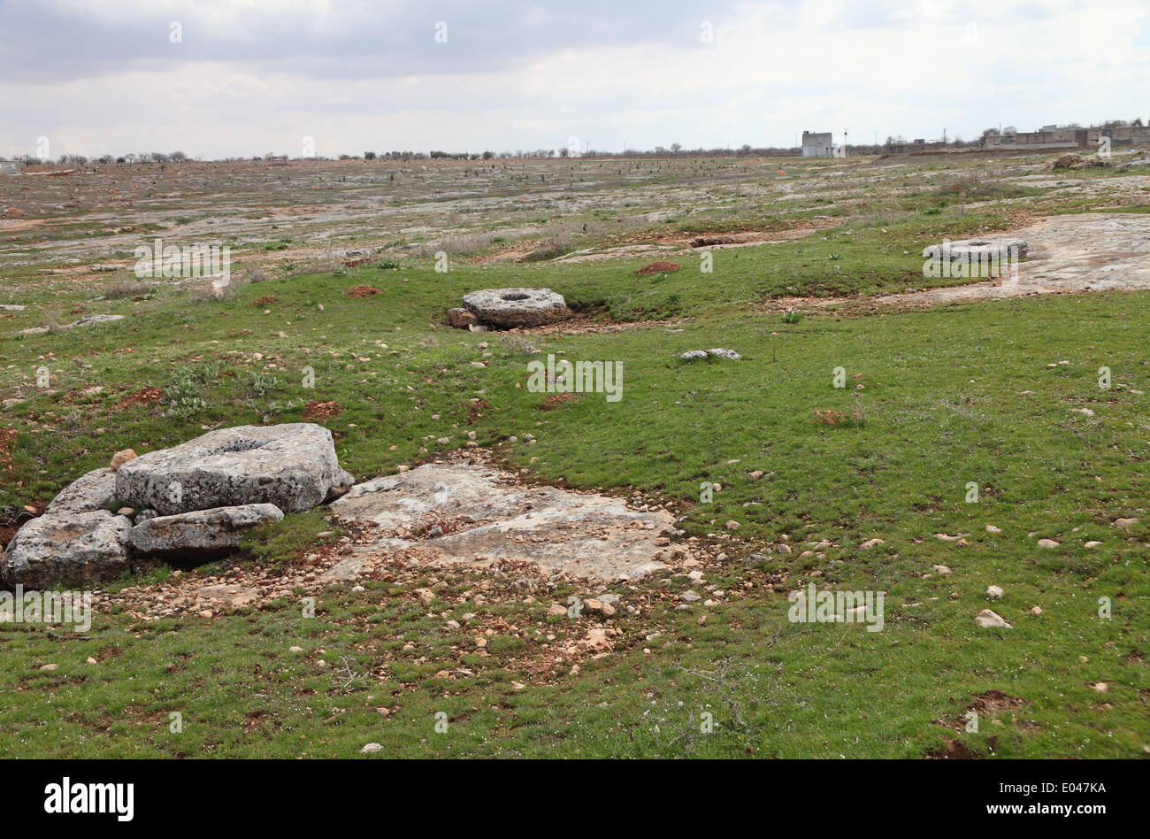 Citernes d'eau romaines tardives dans le soubassement avec pierres à aiguiser, village de Cibin, Saylakkaya, province de Sanliurfa, sud-est de la Turquie Banque D'Images
