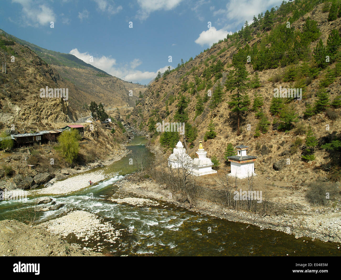 Trois chortens sur le Timchu River, le Bhoutan Banque D'Images