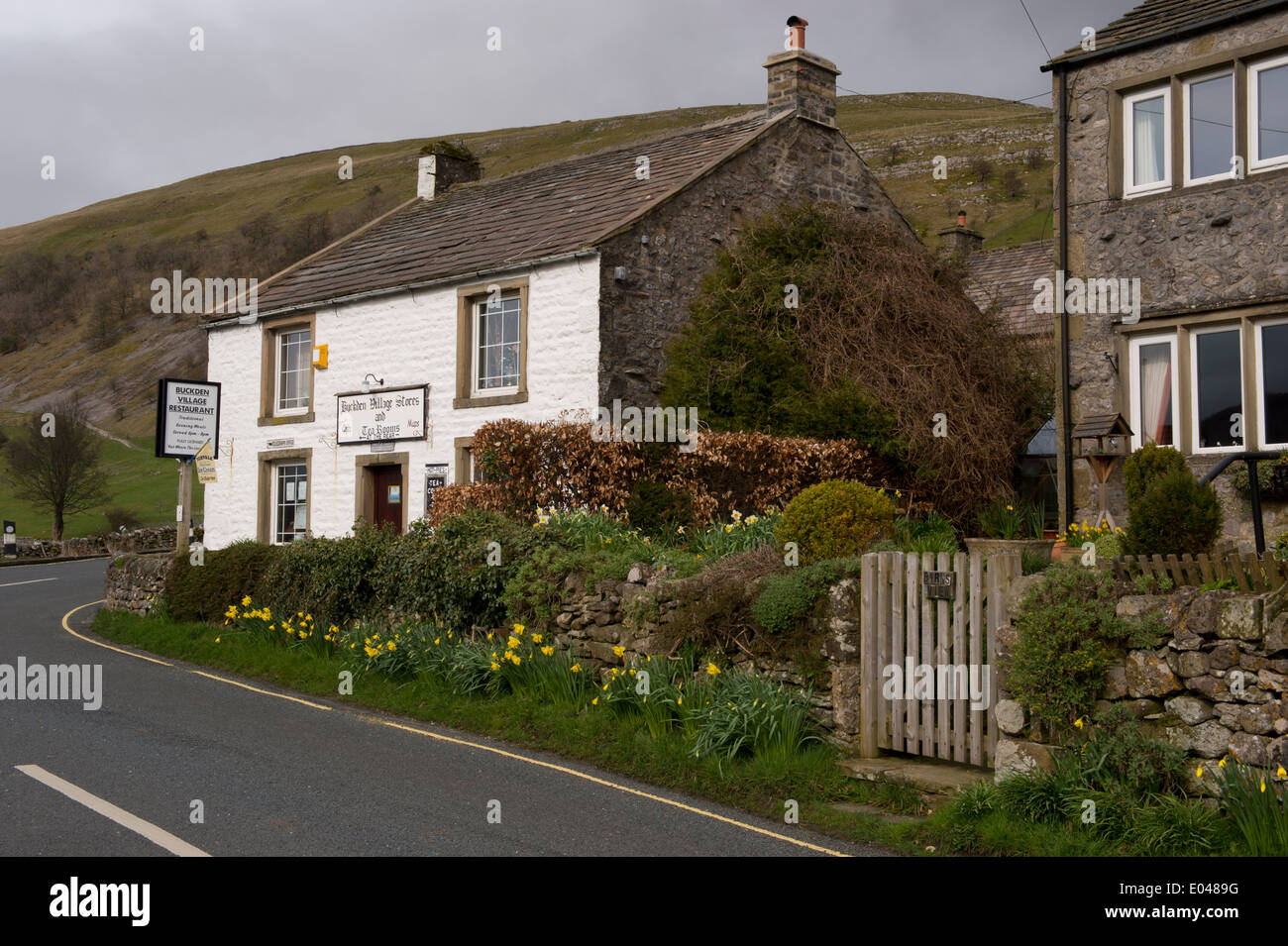 Buckden Boutique ou magasin, restaurant et salon de thé, petite entreprise en bâtiment blanchi attrayant dans le tranquille village rural - North Yorkshire, Angleterre, Royaume-Uni. Banque D'Images