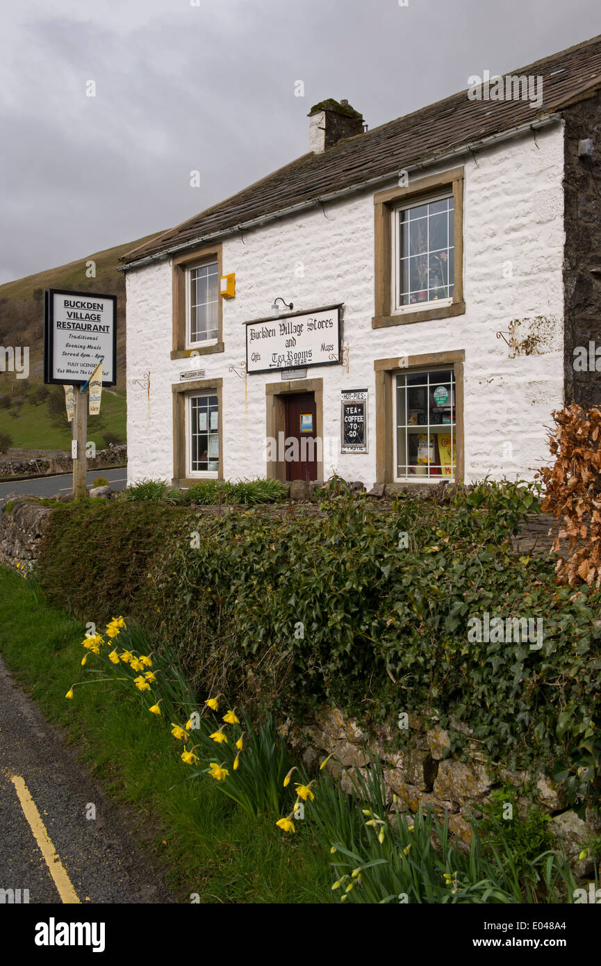 Buckden Boutique ou magasin, restaurant et salon de thé, petite entreprise en bâtiment blanchi attrayant dans le tranquille village rural - North Yorkshire, Angleterre, Royaume-Uni. Banque D'Images