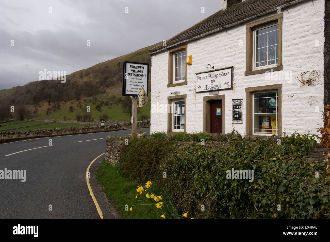 Buckden Boutique ou magasin, restaurant et salon de thé, petite entreprise en bâtiment blanchi attrayant dans le tranquille village rural - North Yorkshire, Angleterre, Royaume-Uni. Banque D'Images