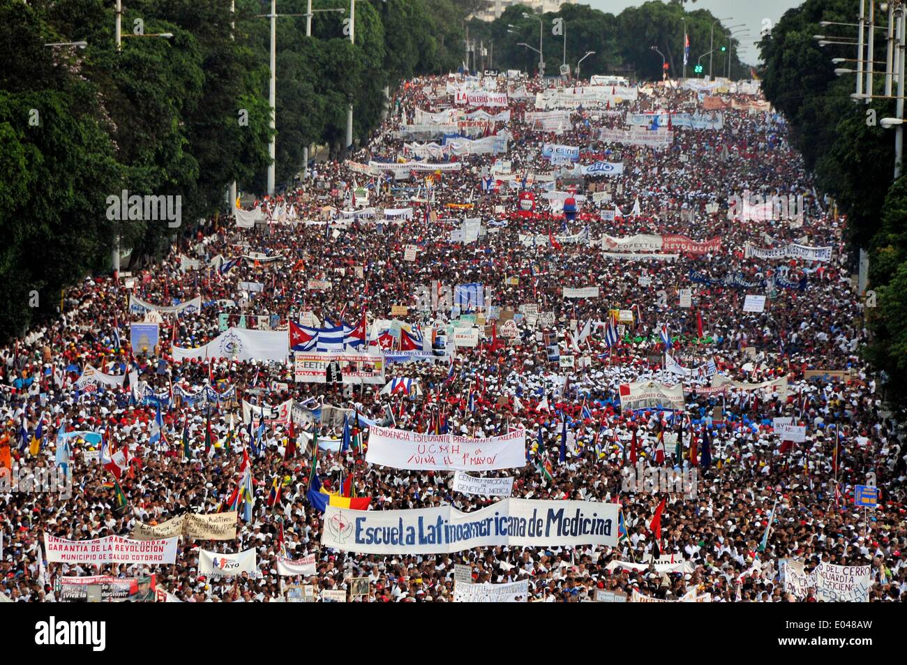La Havane, Cuba. 1er mai 2014. Mars les résidents de Place de la révolution  au cours de la parade de mai, à La Havane, capitale de Cuba, le 1 mai 2014.  Selon