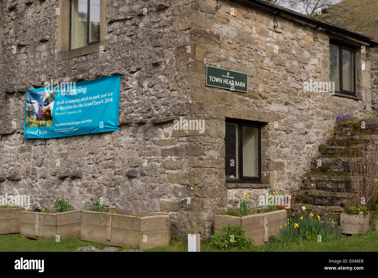 Close-up of Town Head Barn bunkhouse administré par la National Trust (le tourisme est l'entreprise et source de revenus) - Buckden, North Yorkshire, Angleterre, Royaume-Uni. Banque D'Images
