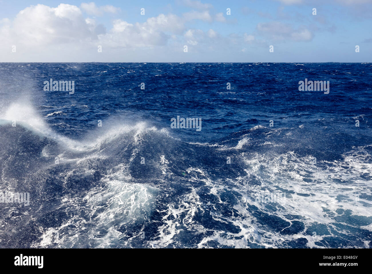 Navire d'expédition traversant le passage de Drake Banque D'Images