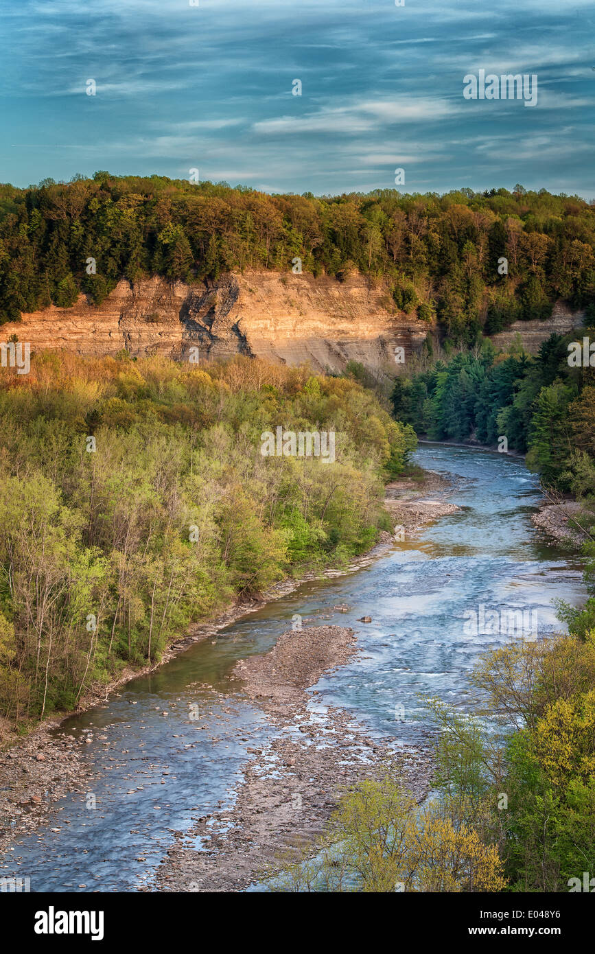 La Cattaraugus Creek qui coule à travers la vallée de Tsoar. La vue est de Point Peter Road. Banque D'Images