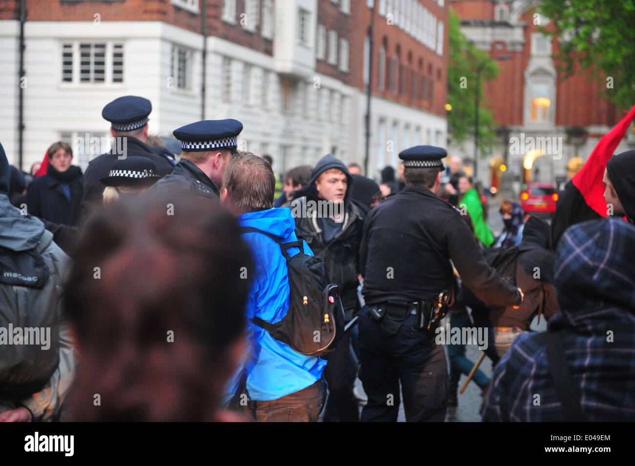 Londres, Royaume-Uni. 01 mai, 2014. Le ministre des universités a été laissant UCLU après avoir donné un discours quand son gouvernement a été forcé d'arrêter la voiture par des anarchistes. La voiture a été le plus rapidement entouré par la sécurité mais le toit et la carrosserie de la voiture ont été touchés et le naissain sur windows. L'arrivée de policiers anti-émeute ont réussi à libérer la voiture mais la violence a éclaté dans la région dans le processus et la police ont été obligés d'utiliser des matraques. Credit : Graham mitchell/Alamy Live News Banque D'Images