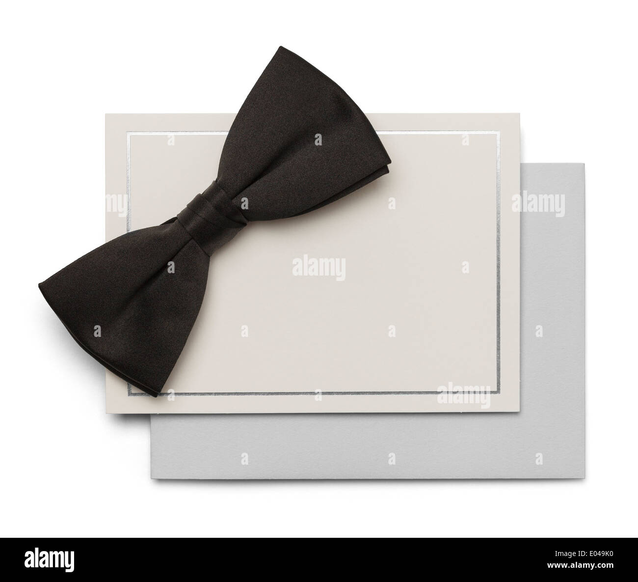 Noeud papillon noir avec carte et enveloppe isolé sur fond blanc Photo  Stock - Alamy