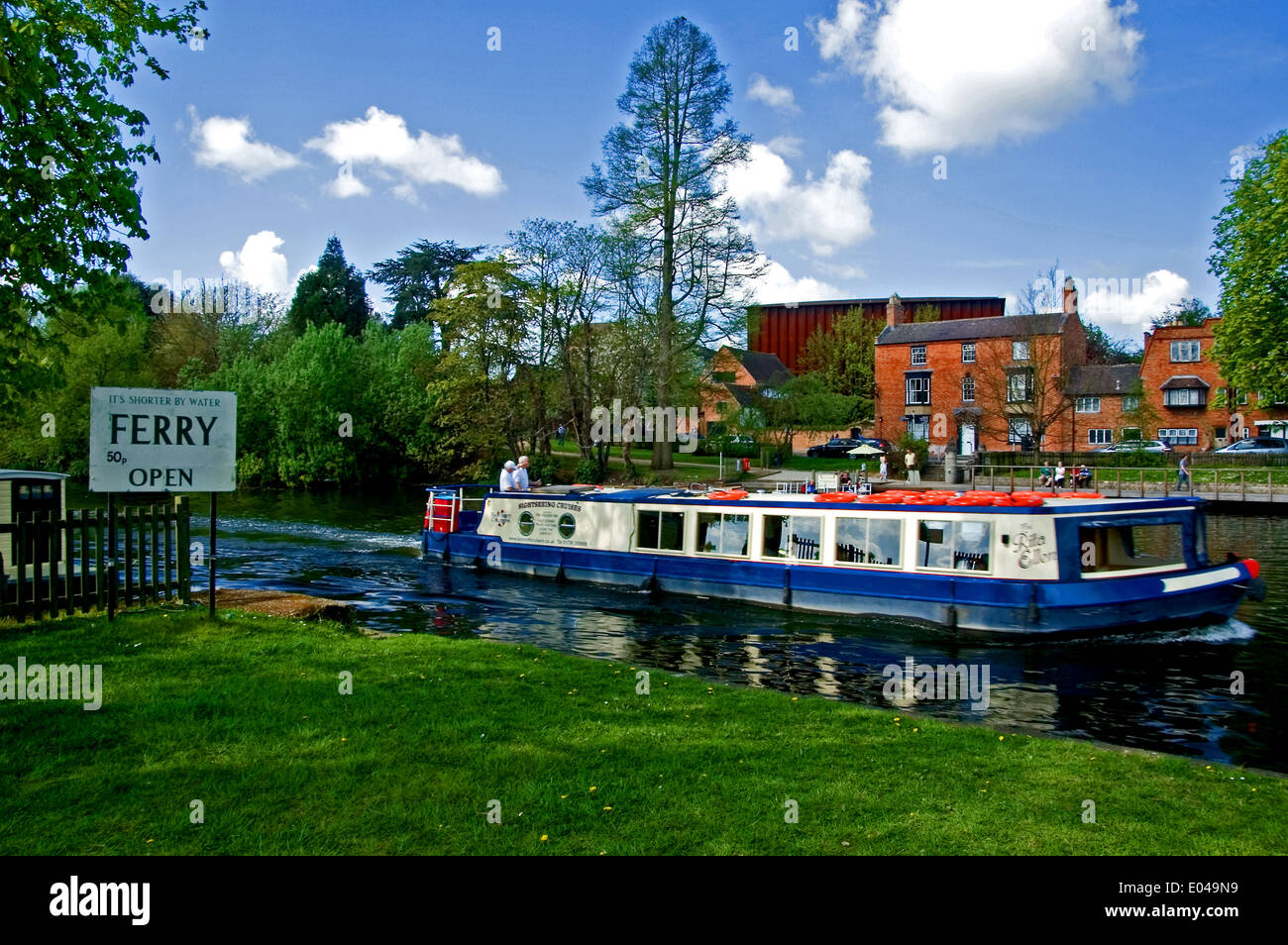 Voyage de plaisir voile sur la rivière Avon à Stratford upon Avon, en passant par le site de la chaîne traversée en ferry. Banque D'Images