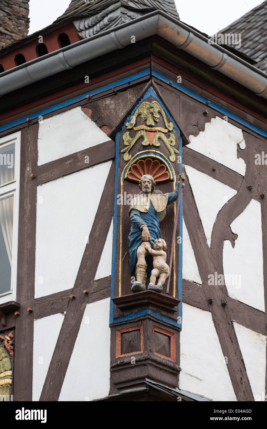 Ornement historique sur une maison à pans de bois à côté de l'ancienne porte de Cochem Banque D'Images
