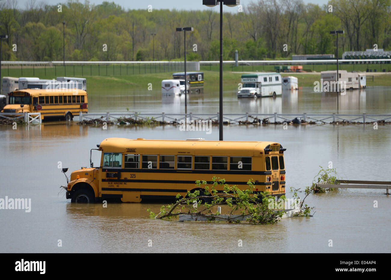 Laurel (Maryland). 09Th Mai, 2014. Les véhicules sont vus dans un terrain de stationnement inondées à Laurel, Maryland, États-Unis, le 1 mai 2014. L'eau haute et des inondations suite aux pluies torrentielles qui a frappé hier, Washington, DC et certains états de l'Est des États-Unis. Aucune perte n'a été signalé. Source : Xinhua/Alamy Live News Banque D'Images