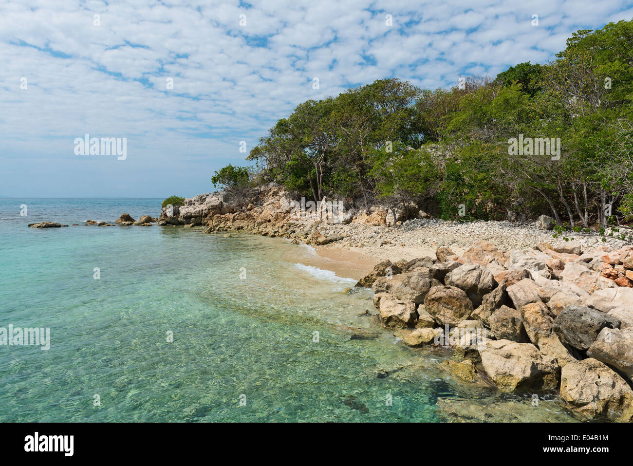 De vertes collines et le bleu de l'eau autour de SEAS, Haïti Banque D'Images