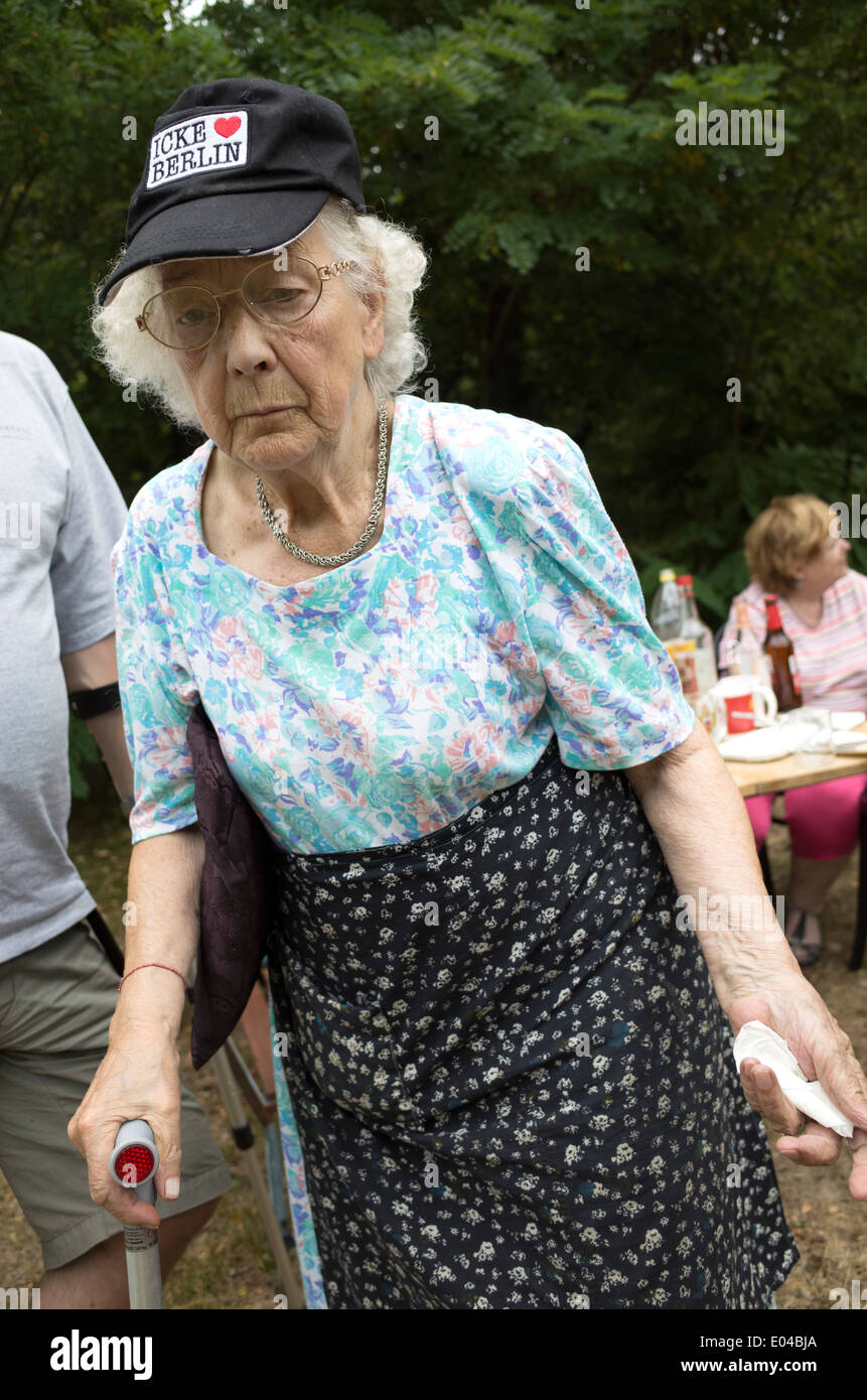 Grand-mère polonaise sportive age 88 marche avec cannes au pique-nique en famille. Zawady Centre de la Pologne Banque D'Images