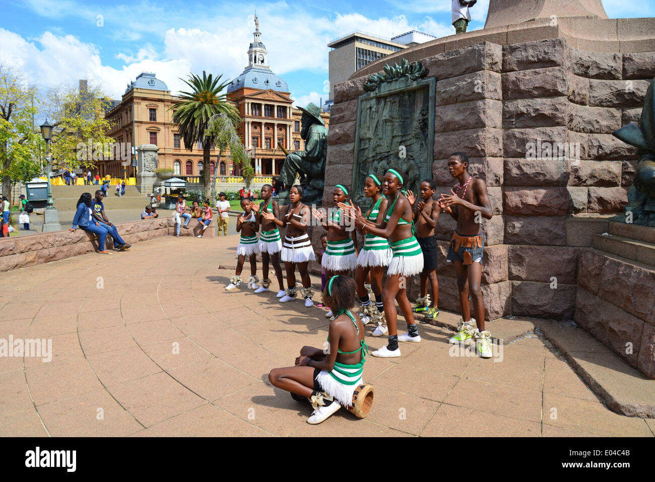 Les enfants de troupe de danse zoulou en place de l'Église (Kerkplein), Pretoria, la Province de Gauteng, Afrique du Sud Banque D'Images