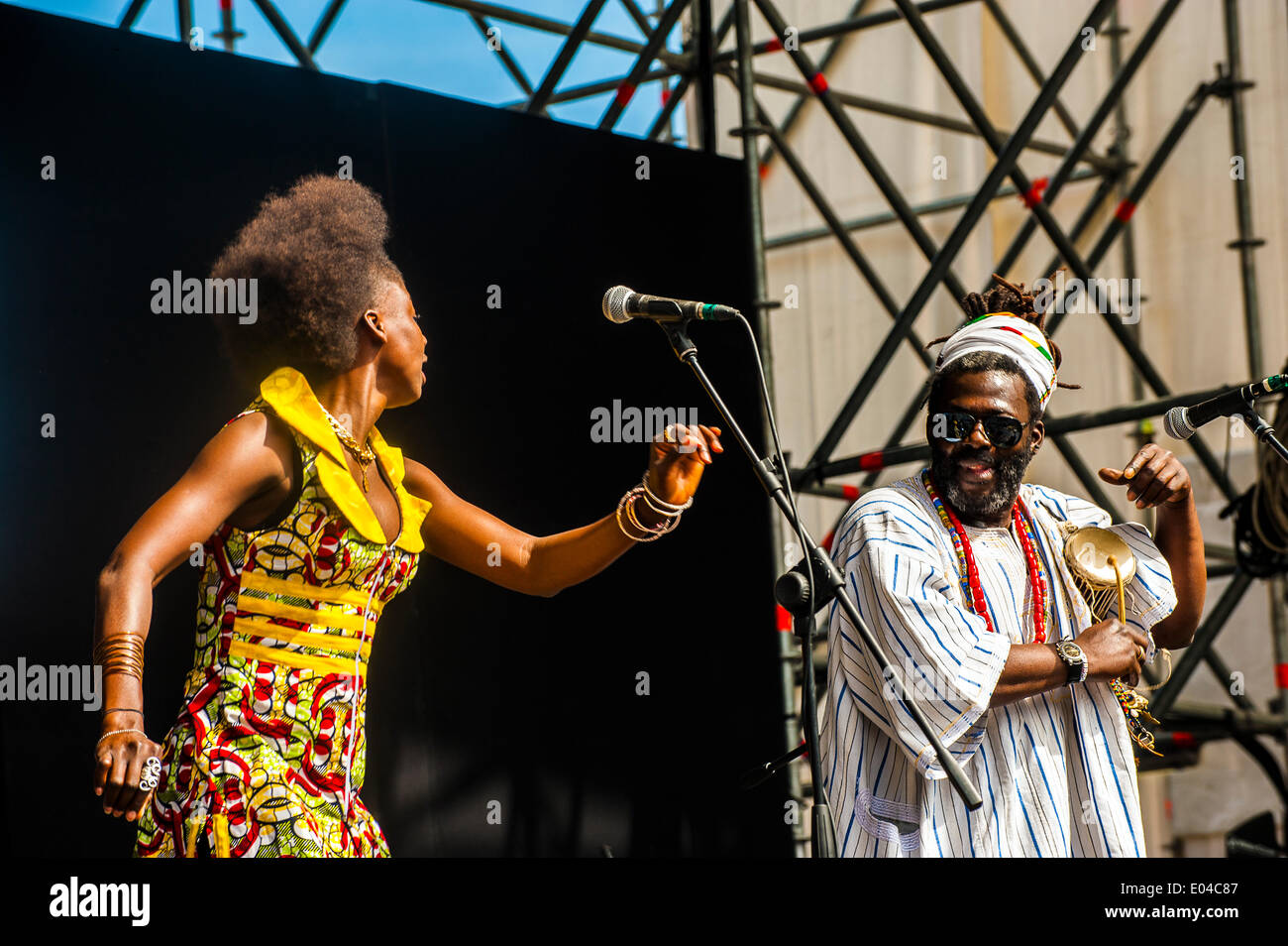 Turin, Italie. 01 mai, 2014. La Piazza Castello ' Torino Jazz Festival ' - Taranta nera - Salento a rencontré l'Afrique - Kandi Güira et Baba Sissoko Crédit : Realy Easy Star/Alamy Live News Banque D'Images