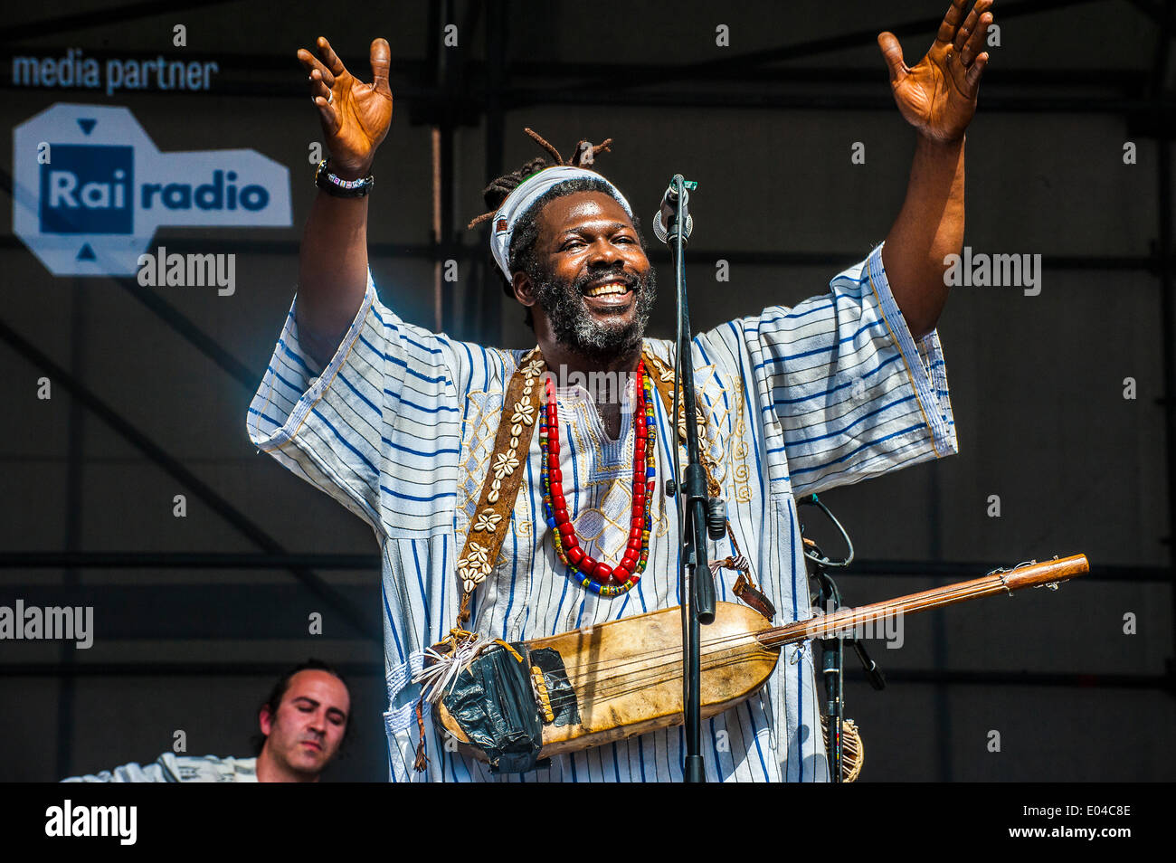 Turin, Italie. 01 mai, 2014. La Piazza Castello ' Torino Jazz Festival ' - Taranta nera - Salento a rencontré l'Afrique - Baba Sissoko Crédit : Realy Easy Star/Alamy Live News Banque D'Images