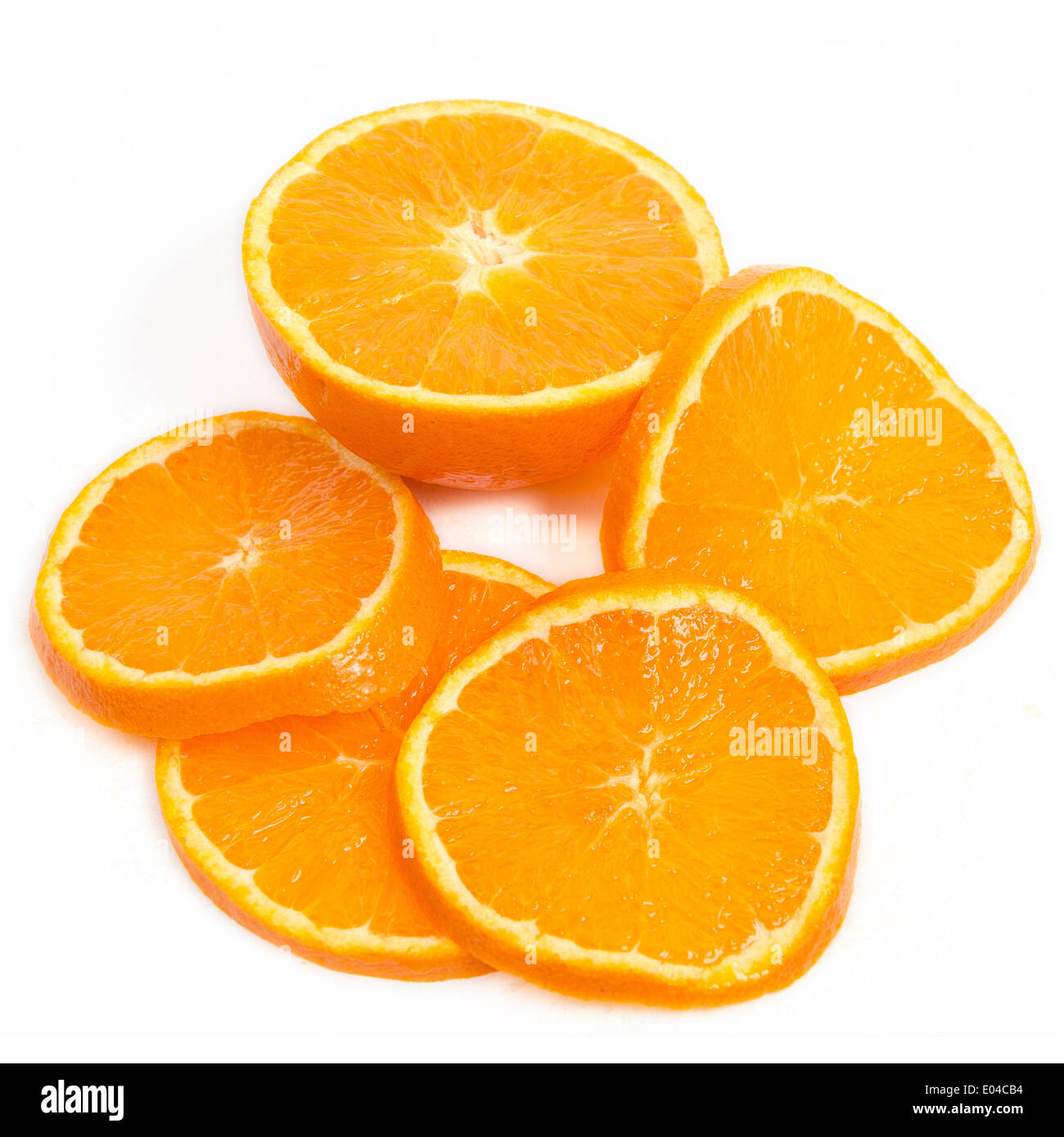 Les oranges avec des tranches sur blanc Banque D'Images