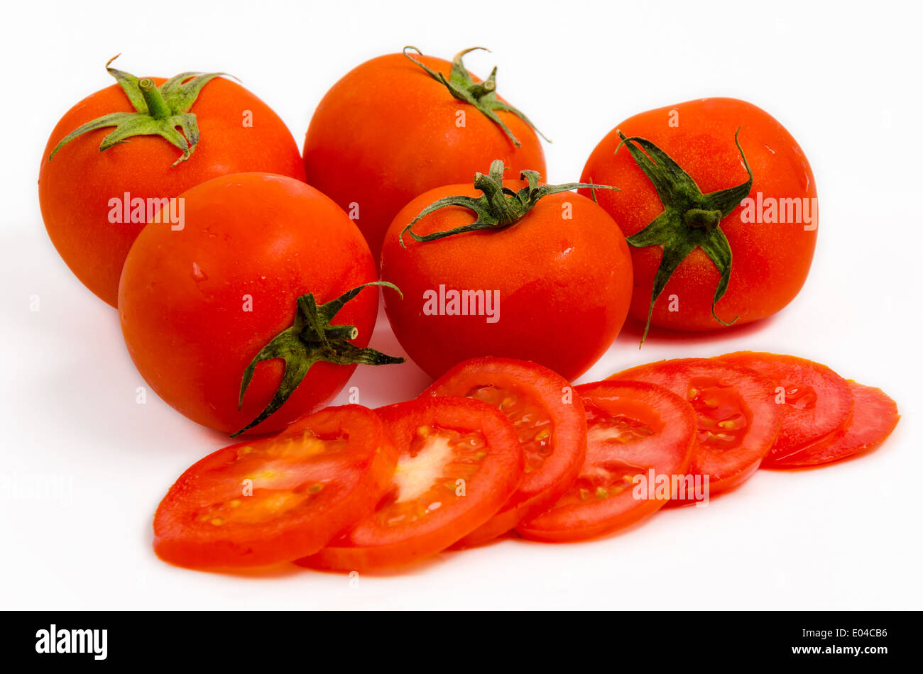 Avec des tranches de tomates sur blanc Banque D'Images