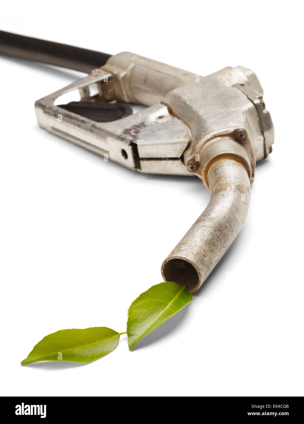 Ancienne pompe à essence avec des feuilles qui sortent. La conversion au vert, isolé sur fond blanc. Banque D'Images