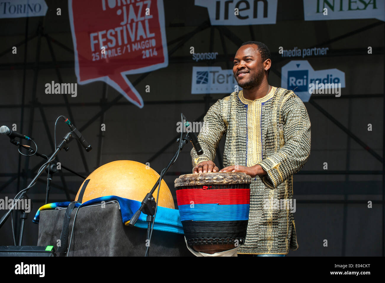Turin, Italie. 01 mai, 2014. La Piazza Castello ' Torino Jazz Festival ' - Taranta nera - Salento a rencontré l'Afrique - Kalifa Kone Crédit : Realy Easy Star/Alamy Live News Banque D'Images
