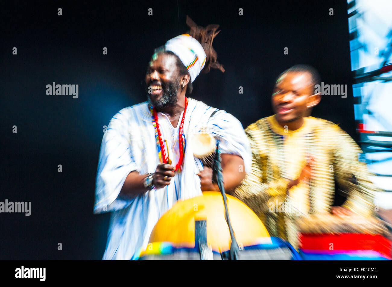Turin, Italie. 01 mai, 2014. La Piazza Castello ' Torino Jazz Festival ' - Taranta nera - Salento a rencontré l'Afrique Baba Sissoko et Kalifa Kone Crédit : Realy Easy Star/Alamy Live News Banque D'Images