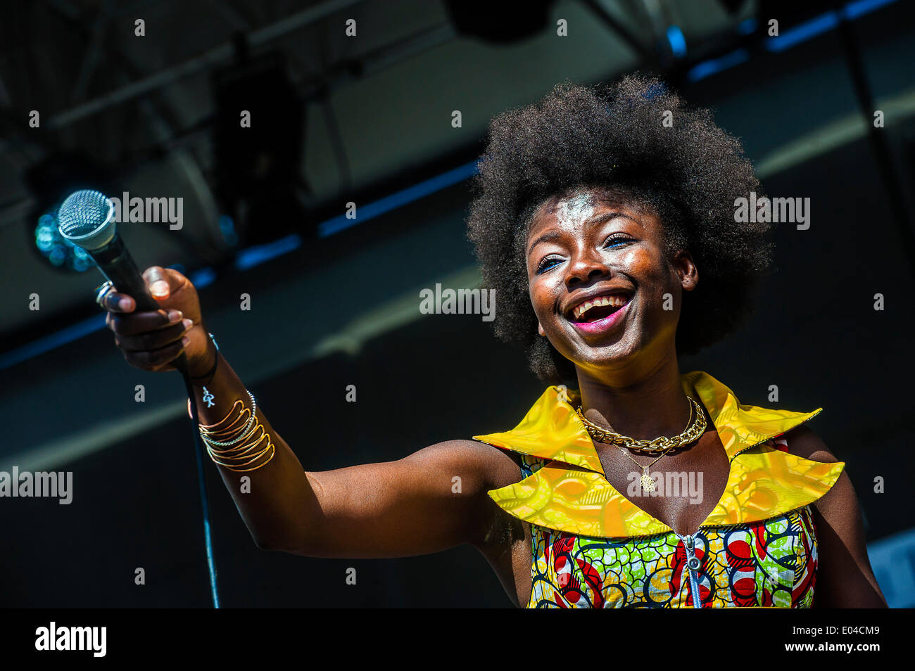 Turin, Italie. 01 mai, 2014. La Piazza Castello ' Torino Jazz Festival ' - Taranta nera - Salento a rencontré l'Afrique Kandi Güira Crédit : Realy Easy Star/Alamy Live News Banque D'Images