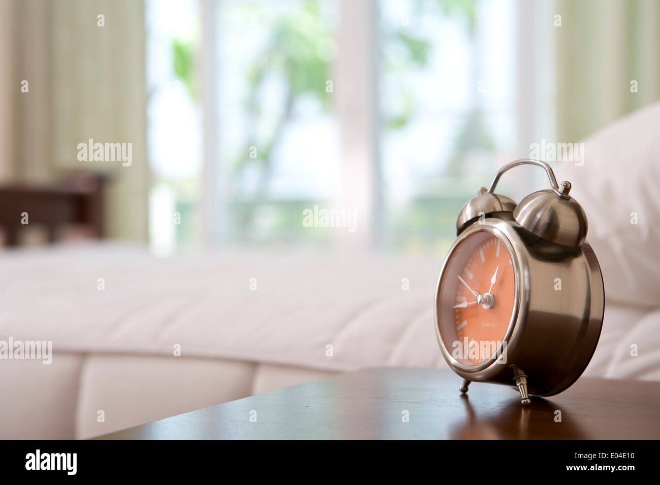 Vue de près d'un réveil matin en environnement de chambre à coucher Banque D'Images