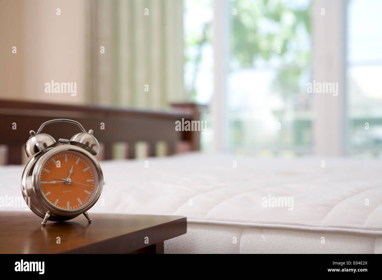Vue de près d'un réveil matin en environnement de chambre à coucher Banque D'Images
