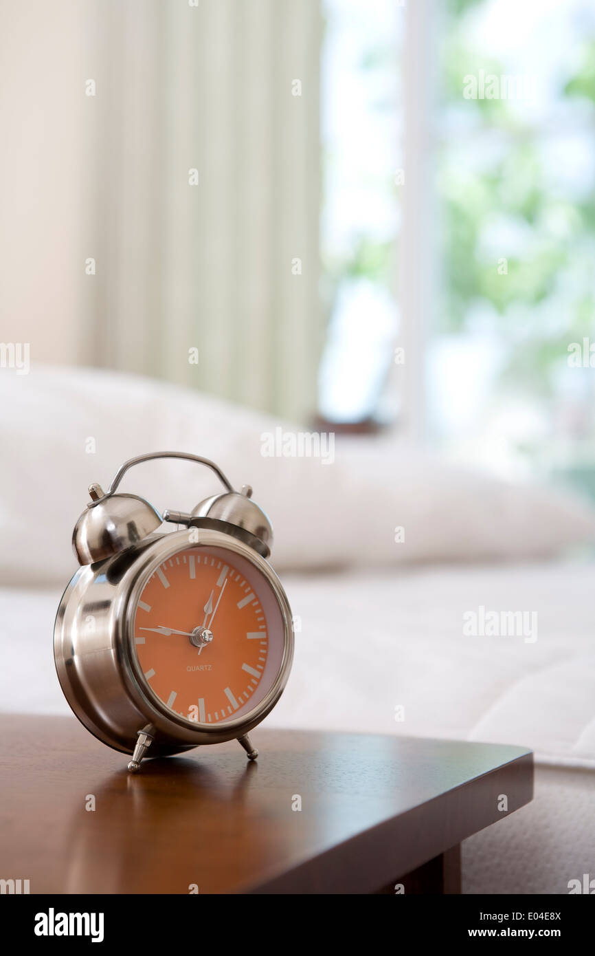 Vue de près d'un réveil matin en environnement de chambre à coucher Banque D'Images