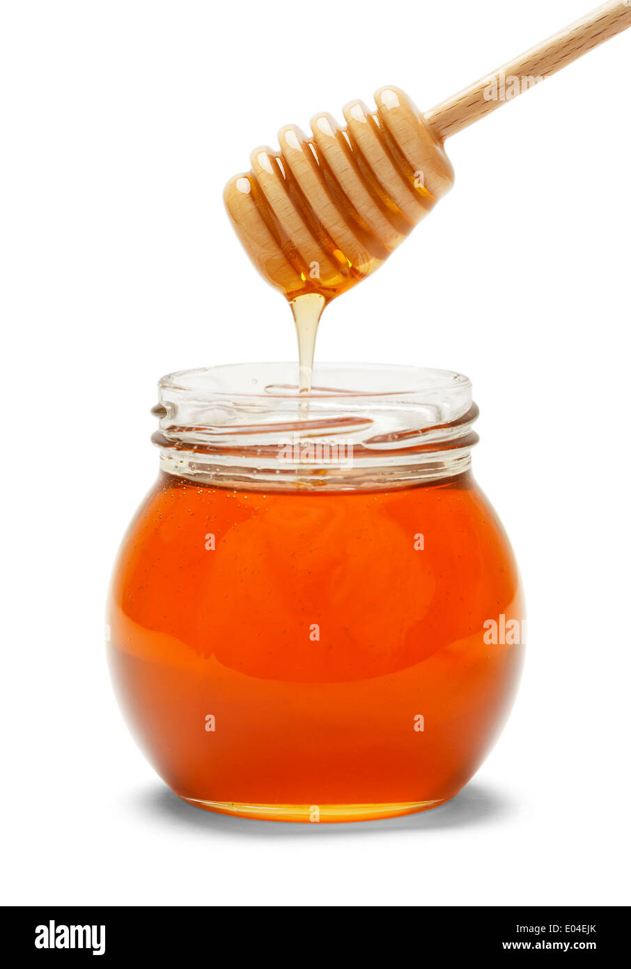 Pot de miel en verre avec agitateur isolé sur fond blanc. Banque D'Images