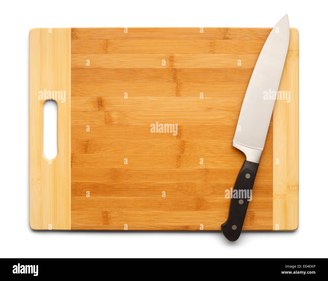 Planche à découper en bambou avec couteau de cuisine isolé sur fond blanc. Banque D'Images